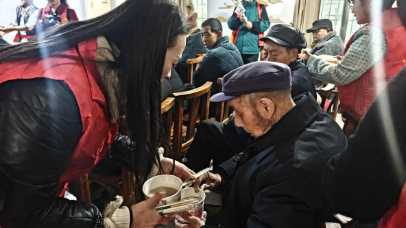 元宵佳节送温情 - 渌口区自然资源局志愿者走进南阳桥敬老院