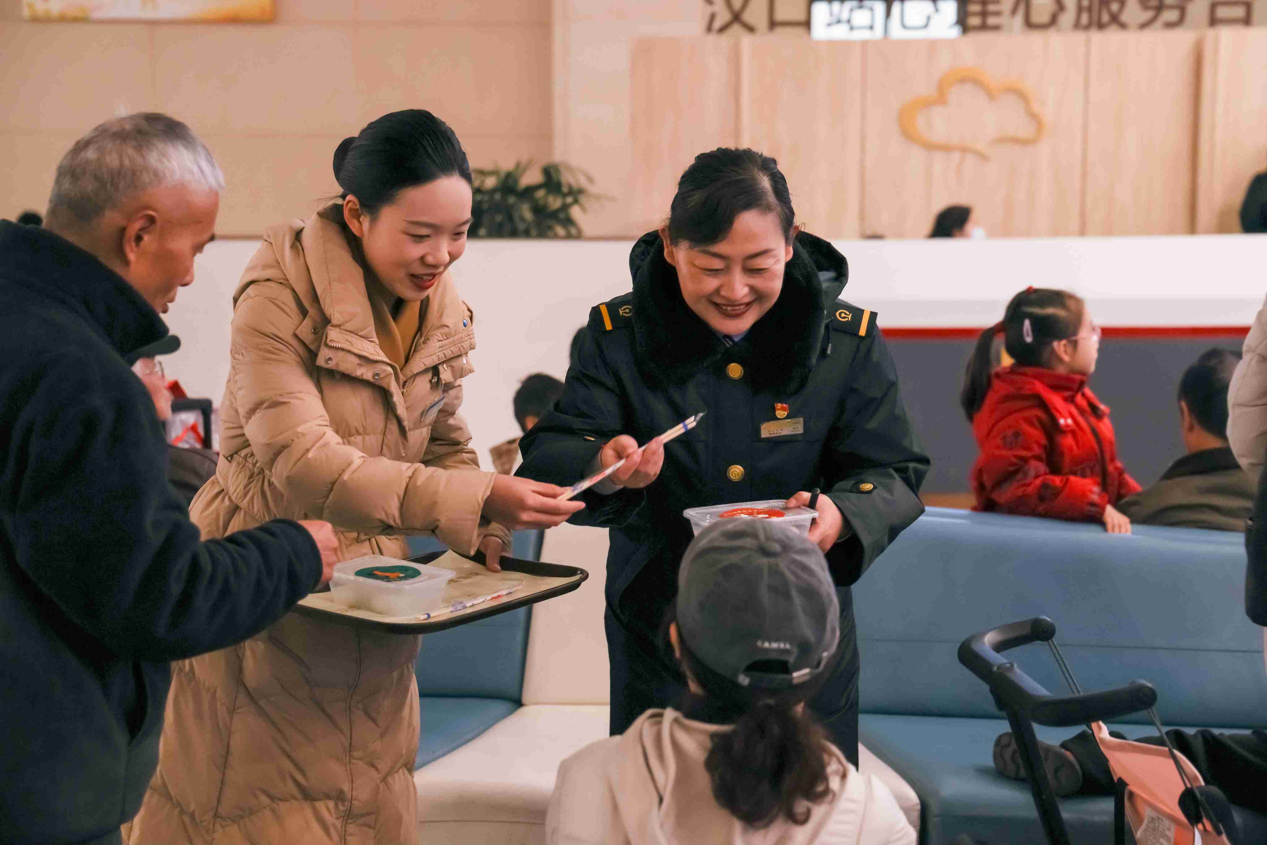 新春走基层｜温情旅途庆佳节 武铁站车联动闹元宵
