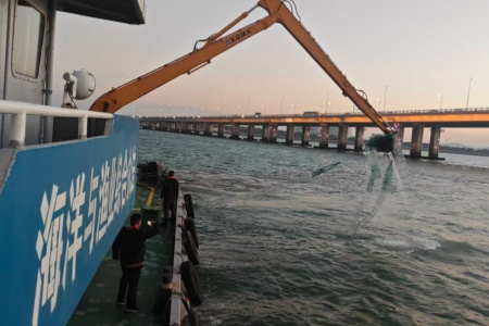 厦门市海渔综合二大队钩机船实操培训：练强执法&ldquo;利器&rdquo; 提升海上战力