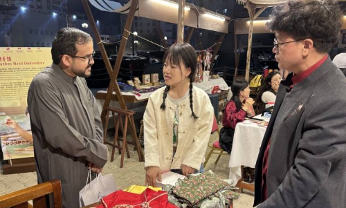 舟山普陀非遺&ldquo;針&rdquo;功夫！旗袍制作技藝亮相沙迦遺產(chǎn)日