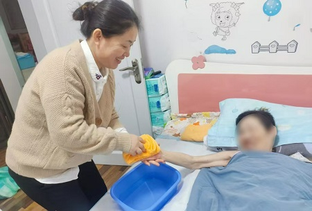 照顧癱瘓烈士遺孀10余載  警察兒子與警嫂兒媳的雙重堅(jiān)守