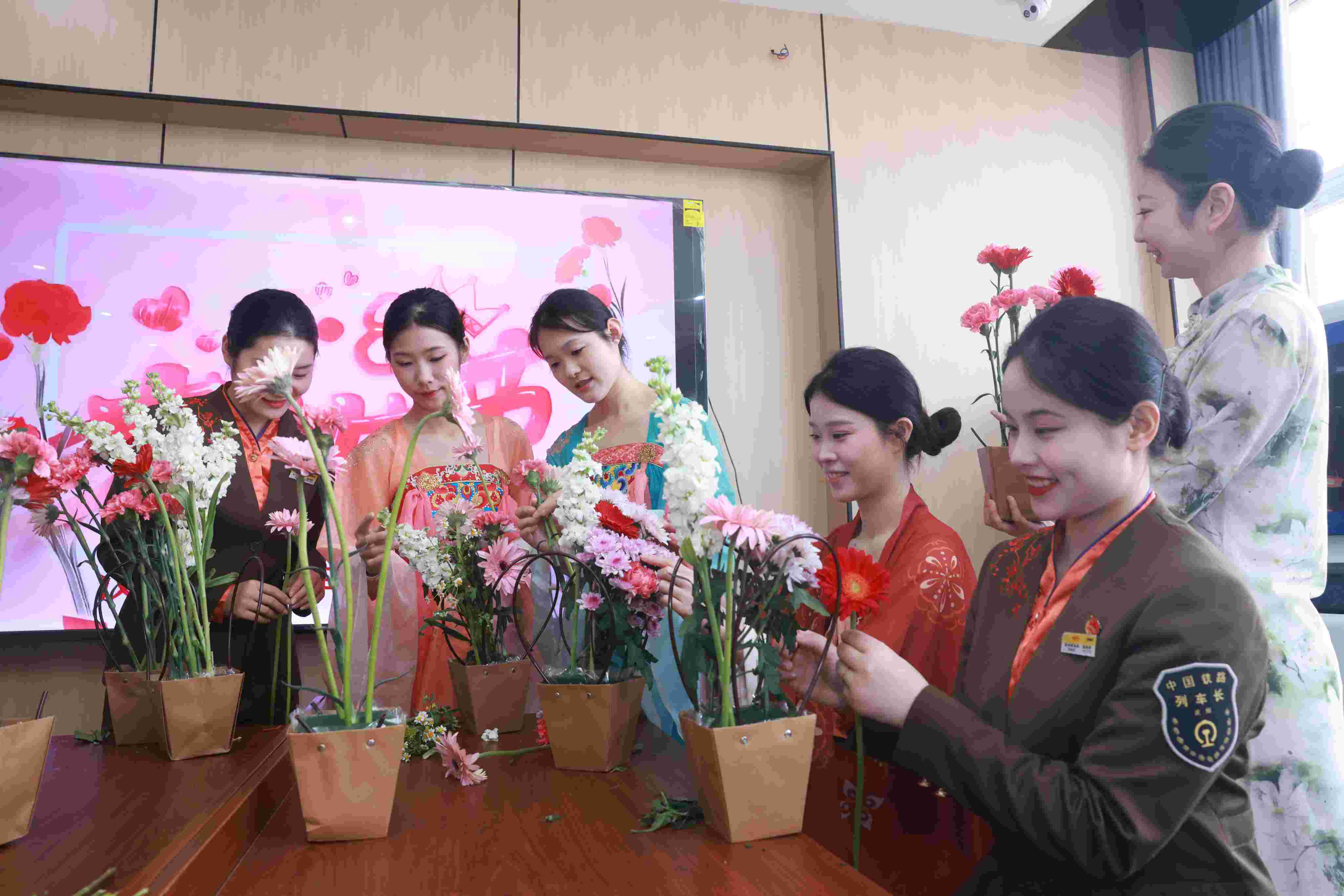 多彩活动迎&ldquo;三八&rdquo; 武铁巾帼风采绽芳华