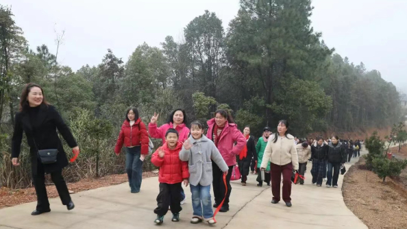 300 村姑山野放飛&ldquo;三八&rdquo;節(jié), 羅江鎮(zhèn)&ldquo;草地恰恰&rdquo;舞動鄉(xiāng)村振興唯美畫面