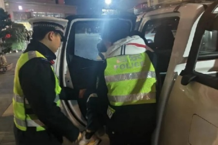 夜色中的守护 福安交警紧急护送受伤学生就医