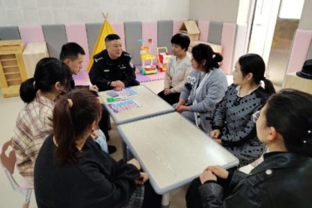 藏蓝追 &ldquo;锋&rdquo; 润童心 花灯焕彩护成长 - 临江派出所联合爱心企业进校园