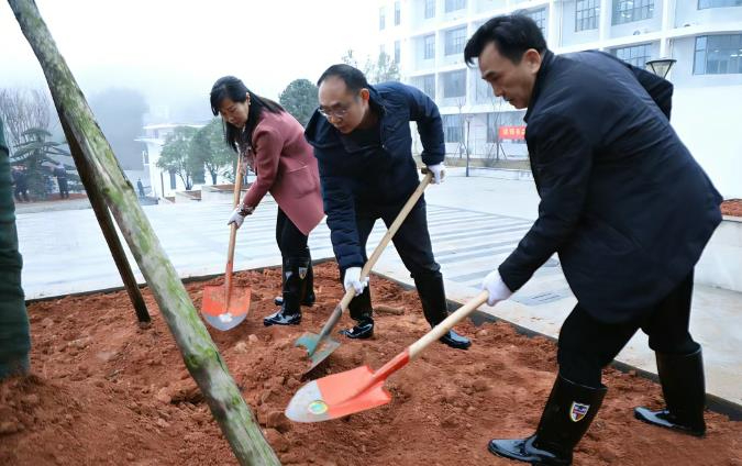 醴陵市领导带头义务植树 400余株新苗为瓷城添绿