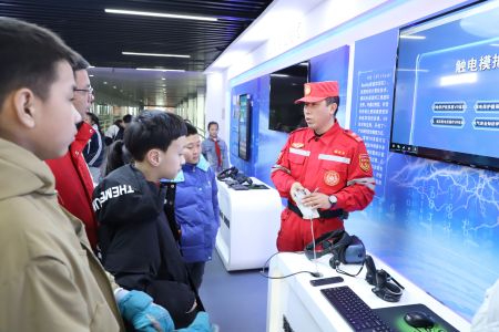 沉浸式体验进企业 安全教育入脑入心 - 建华区中心小学开展主题研学活动