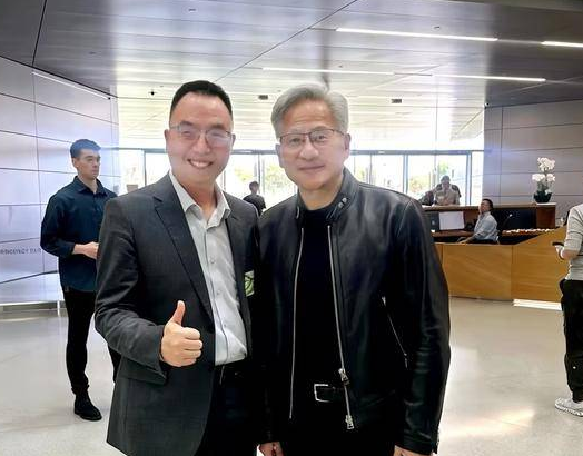 圖為科技CEO蘇世鵬受邀出席NVIDIA GTC 2026大會(huì)，與英偉達(dá)CEO黃仁勛合影留念！