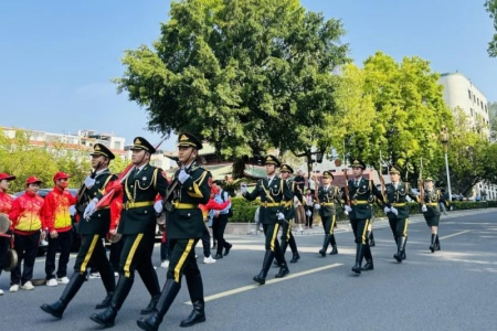 永定退役军人国旗护卫队：尊崇向阳送新兵 国旗引领踏征程