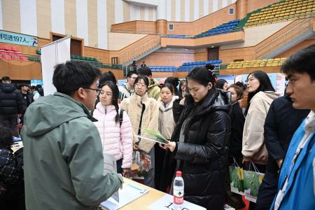 凝心聚力促进就业 齐齐哈尔大学举办2026届毕业生春季供需见面会
