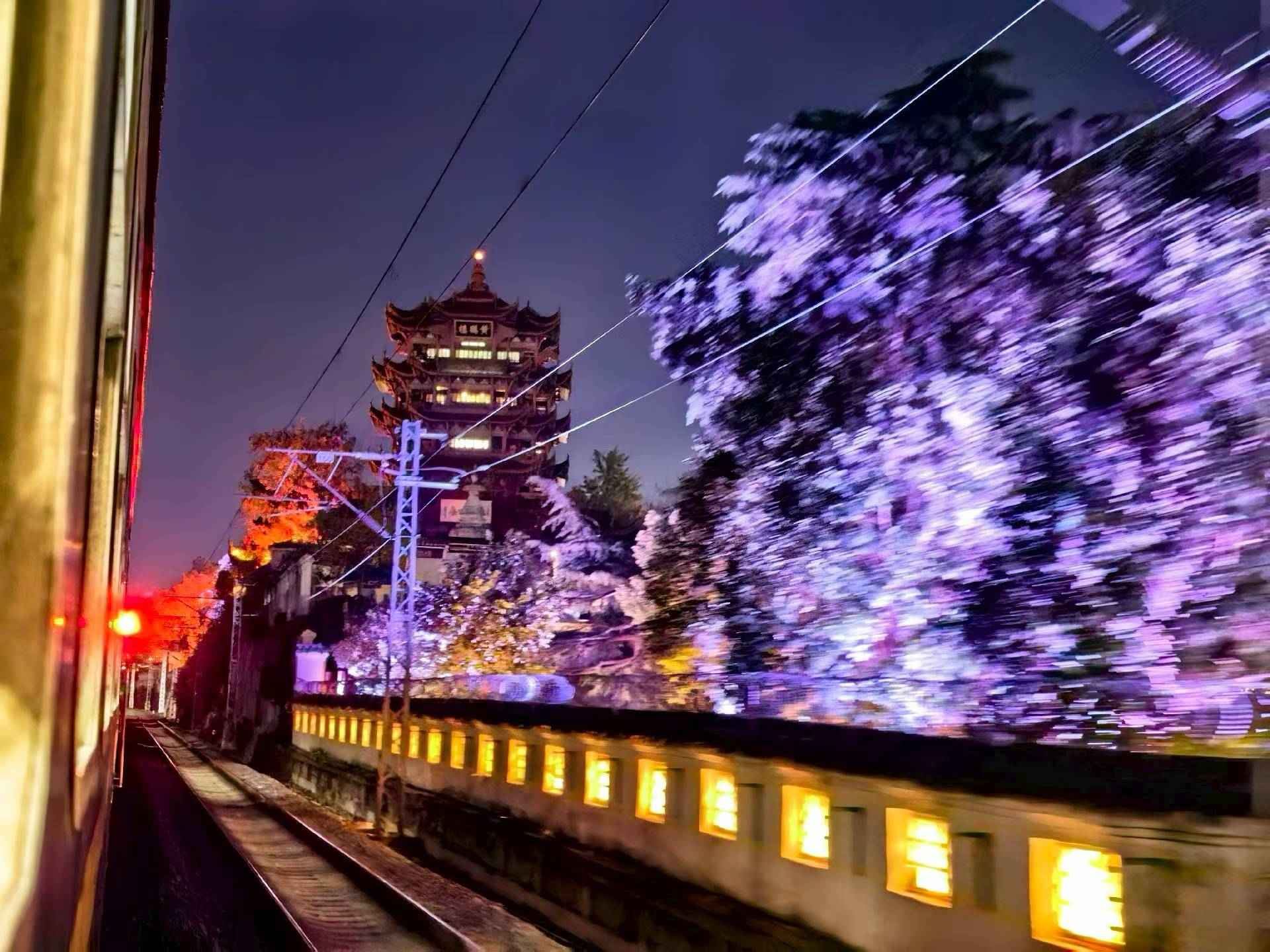 武汉非空普速环线列车新玩法 夜赏江城景美票足