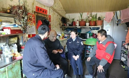 鞍山市千山公安将公安服务窗口搬到百姓的&ldquo;村头炕头&rdquo;
