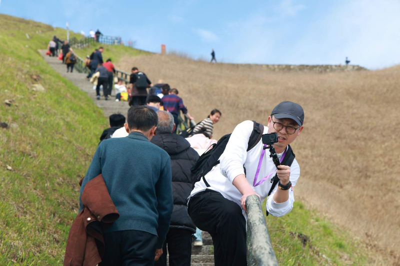 云顶揽胜 踏峰逐光 - 全国经济广播采访团登顶武功山金顶