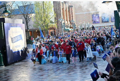 迪士尼探险世界正式迎来首批游客，抢先体验 &rdquo;冰雪奇缘世界&rdquo;及众多全新项目！