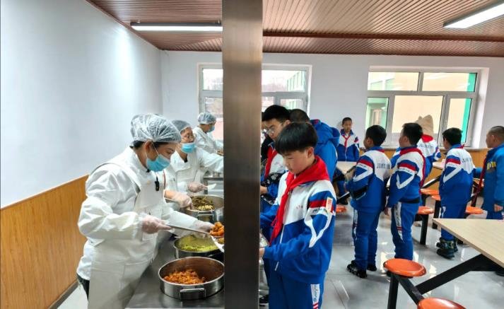 教育部划校园餐&ldquo;红线&rdquo;：校长必须陪餐，四季豆、野生蘑菇等高风险食品禁入校园