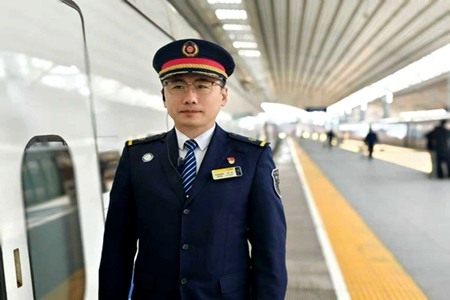 他，用爱心点亮每一次旅途 - 记大连客运段D7604次列车长刘洋