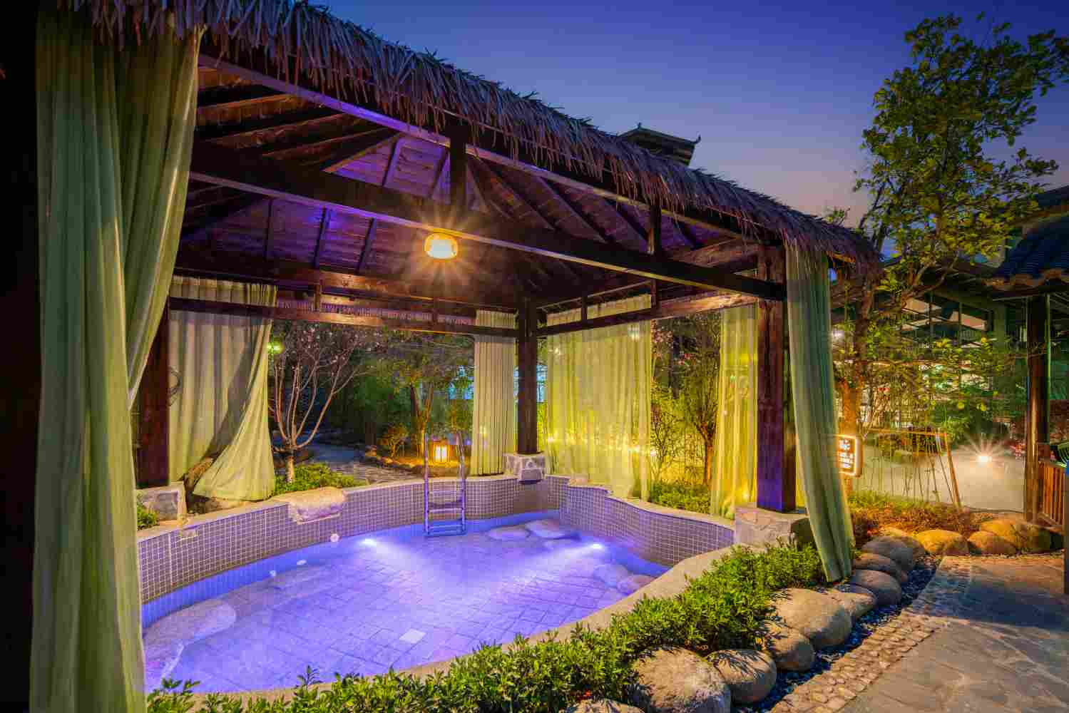 登山&ldquo;废腿&rdquo;，泡凤颐酒店温泉&ldquo;满血复活&rdquo;！全国经济广播采访团：这才是&ldquo;仙境中的家&rdquo;