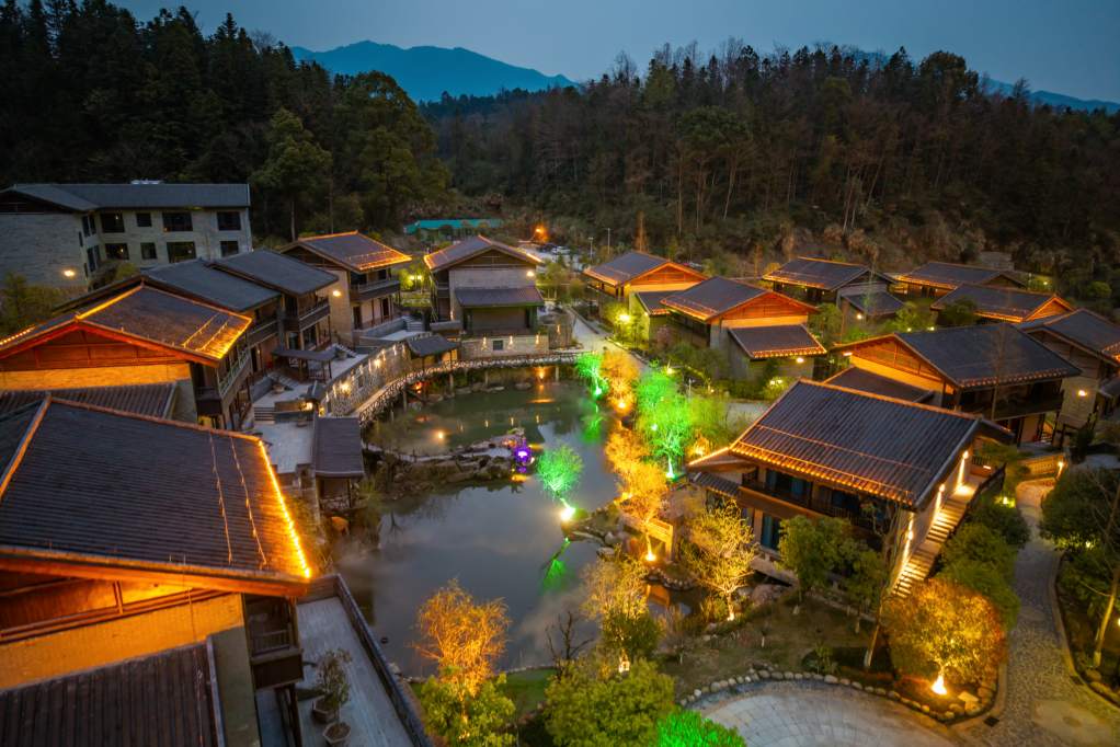 登山&ldquo;废腿&rdquo;，泡凤颐酒店温泉&ldquo;满血复活&rdquo;！全国经济广播采访团：这才是&ldquo;仙境中的家&rdquo;