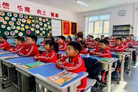 万通电子工程公司捐赠课桌椅 助力家乡教育暖人心