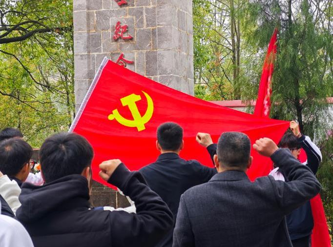 邵东七中将思政课放到烈士陵园里