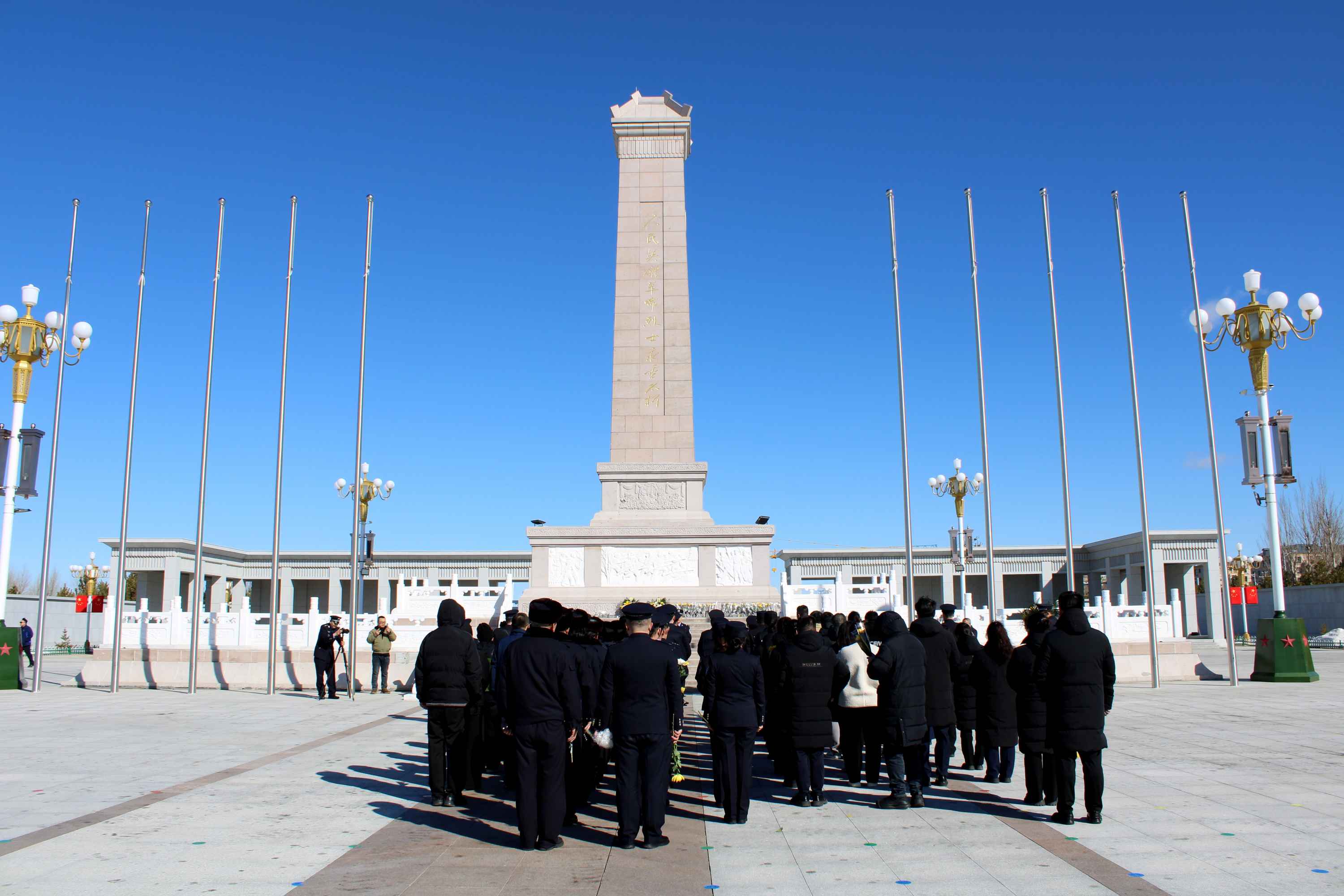 海拉尔&ldquo;口岸红盾&rdquo;国门党建联合体开展祭奠英烈活动