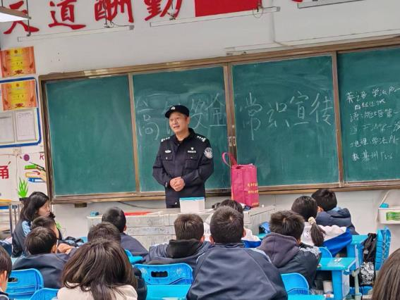 暴雨遇清明客流高峰 长沙南站铁警全力守护旅客出行平安