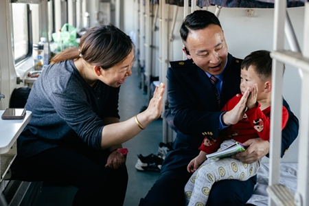 大连客运段：清明护航出行路 温馨服务伴旅途