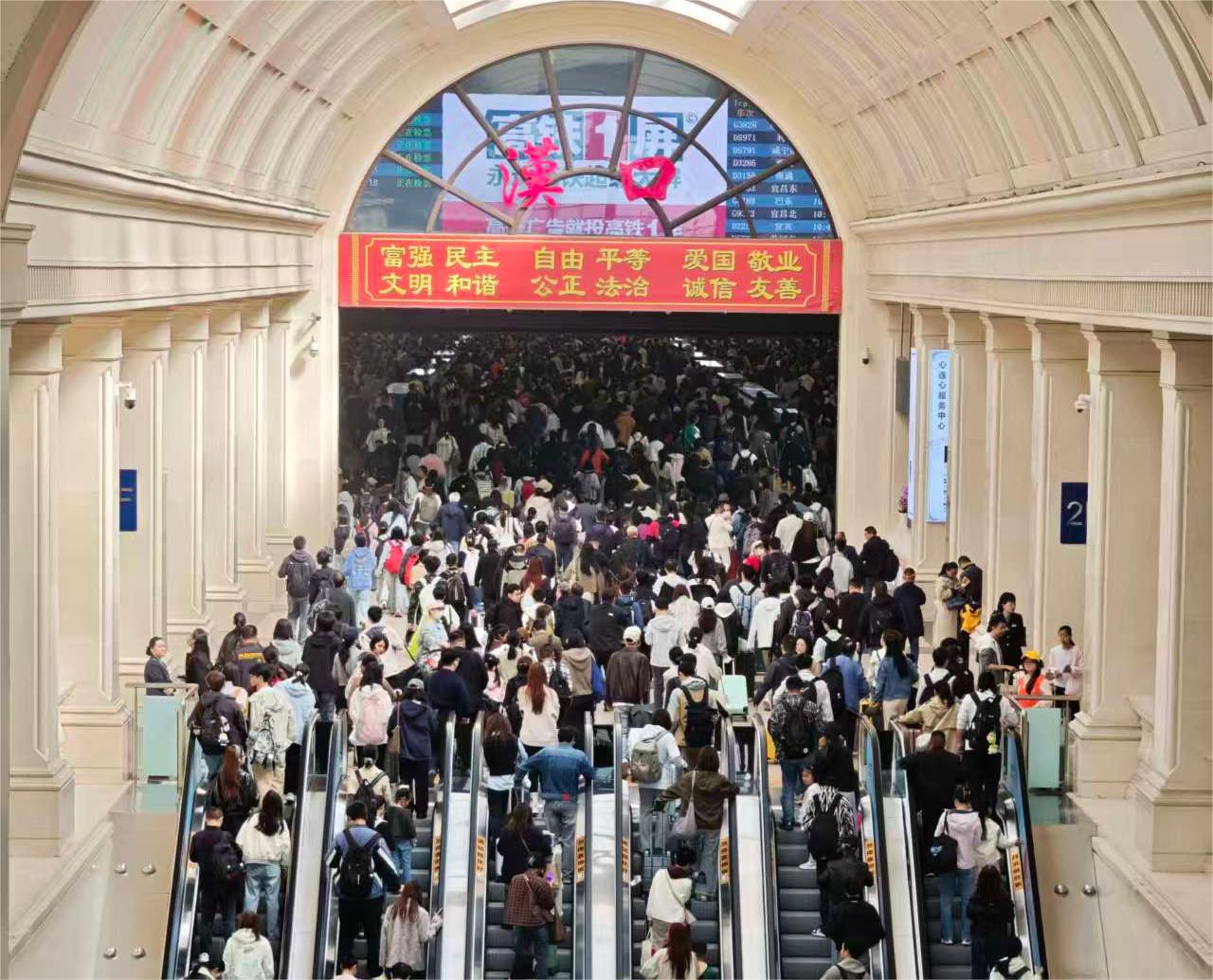 清明假期首日 武铁预计发送旅客105万人次左右