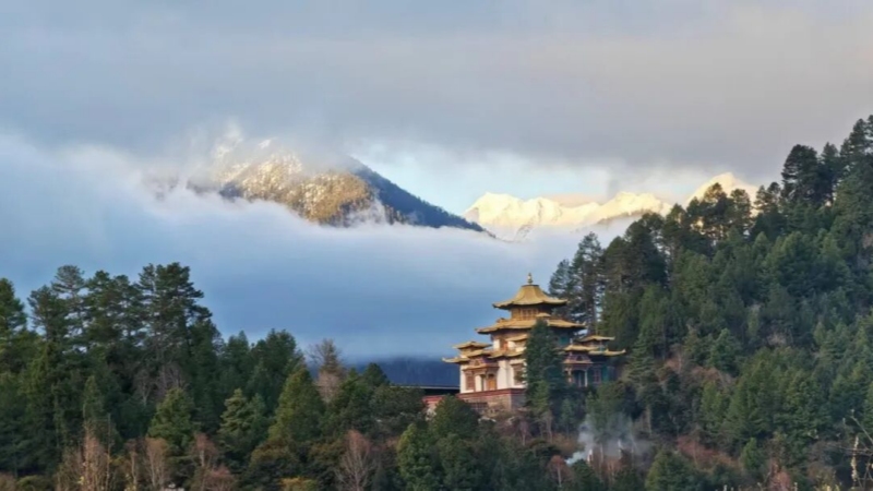 探秘西藏：从雪山云海到圣城古寺 一场入心的雪域奔赴