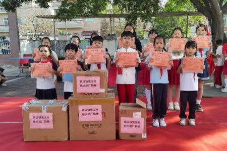 数字赋能乡村教育 龙海紫泥村经济能人捐赠多媒体设备助力教学升级