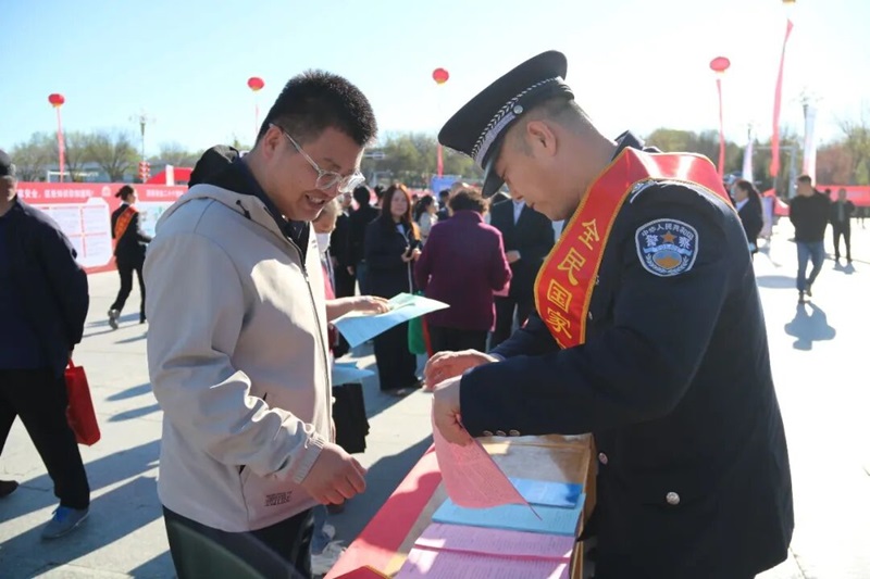 全民国家安全教育日 | 新疆：戈壁万镜阵列&ldquo;书写&rdquo;国安誓言，机器人宣讲员上岗国门