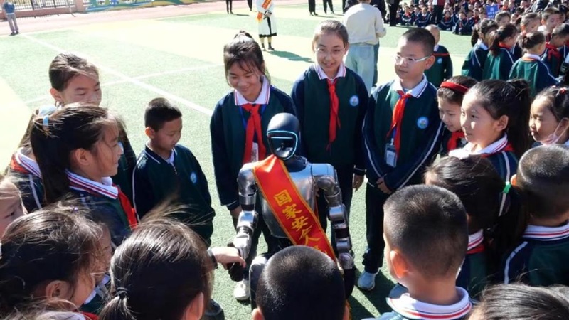 全民国家安全教育日 | 新疆：戈壁万镜阵列&ldquo;书写&rdquo;国安誓言，机器人宣讲员上岗国门