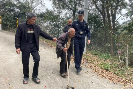 福建南靖八旬老人独自寻子迷路 民警暖心救助
