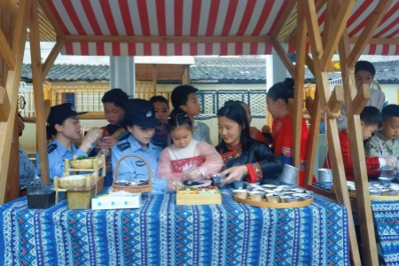 福建福安：糍粑敲出安全调 乌米包进平安谣