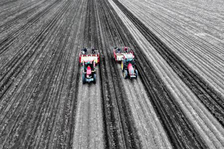 黑土沃野繪春耕，北大荒克山農(nóng)場5.1萬畝馬鈴薯播種全面啟動