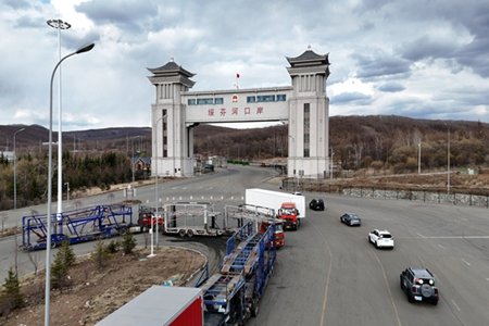 綏芬河口岸迎來首批&ldquo;五一&rdquo;跨境自駕游 邊檢貼心服務(wù)提速通關(guān)