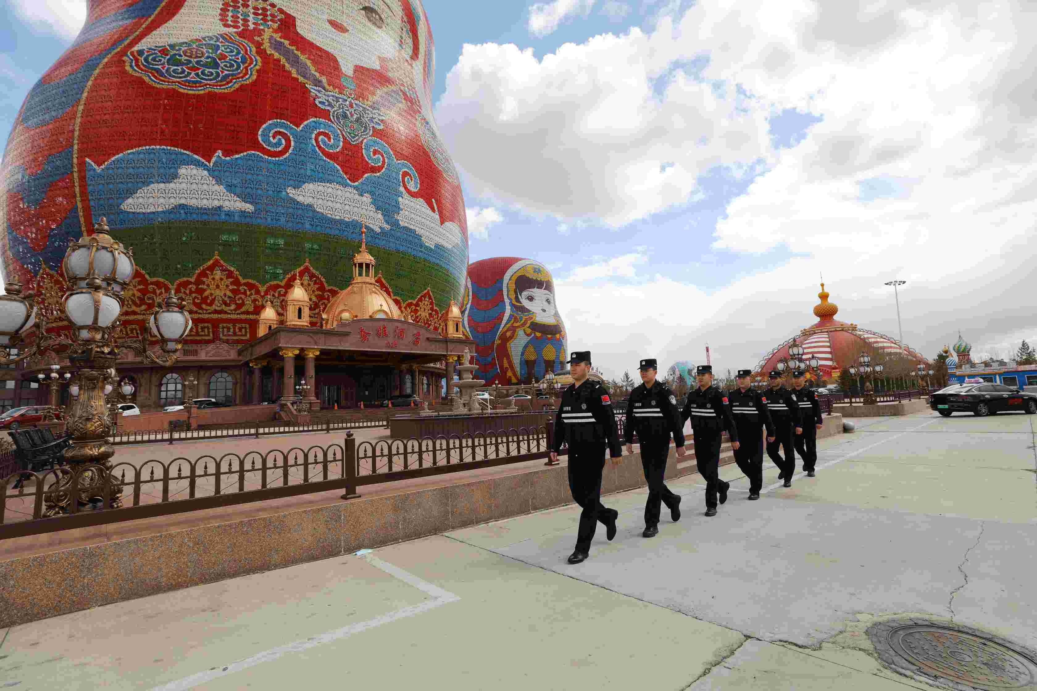 萬里北疆第一線：滿洲里邊境民警&ldquo;藏藍(lán)&rdquo;身影守護(hù)&ldquo;五一&rdquo;平安