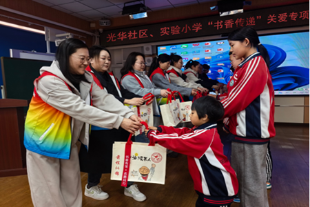 &ldquo;党建红&rdquo;引领&ldquo;书香润&rdquo;，&ldquo;专业社工+志愿服务&rdquo;激活边城阅读新风尚