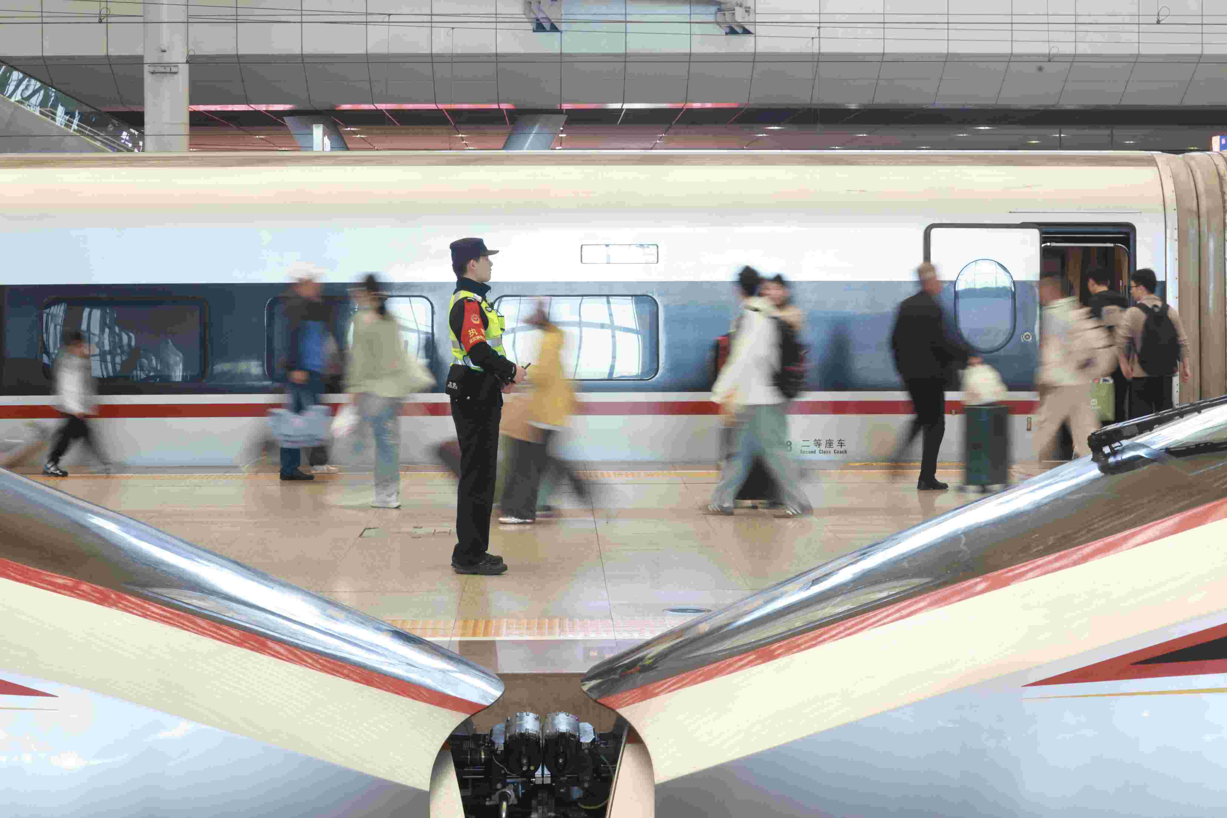 武漢鐵路民警 守護(hù)旅客假期出行