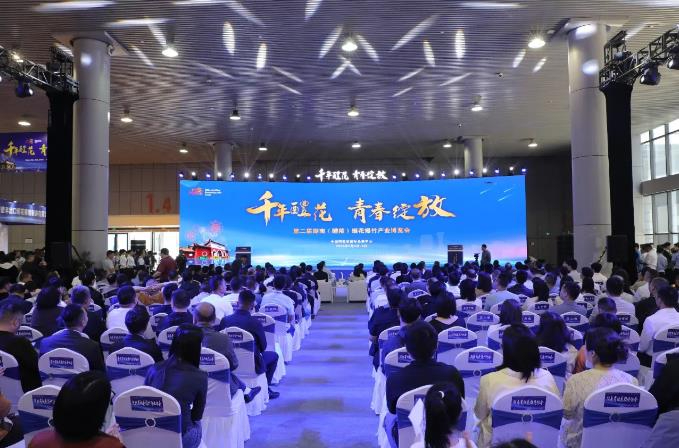 湖南醴陵：花博会焰火璀璨    &ldquo;藏蓝&rdquo;守护平安同行