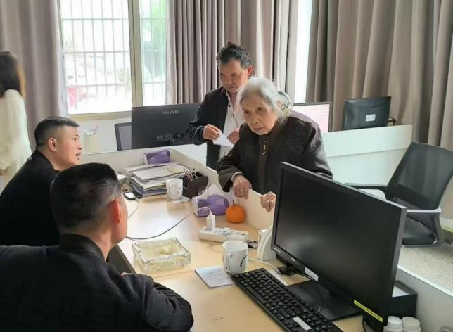 九旬老人主动上门缴租，点赞醴陵房管所暖心服务