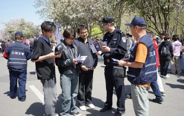 千株海棠映"藏蓝"  三河义警进校园筑牢青春安全线