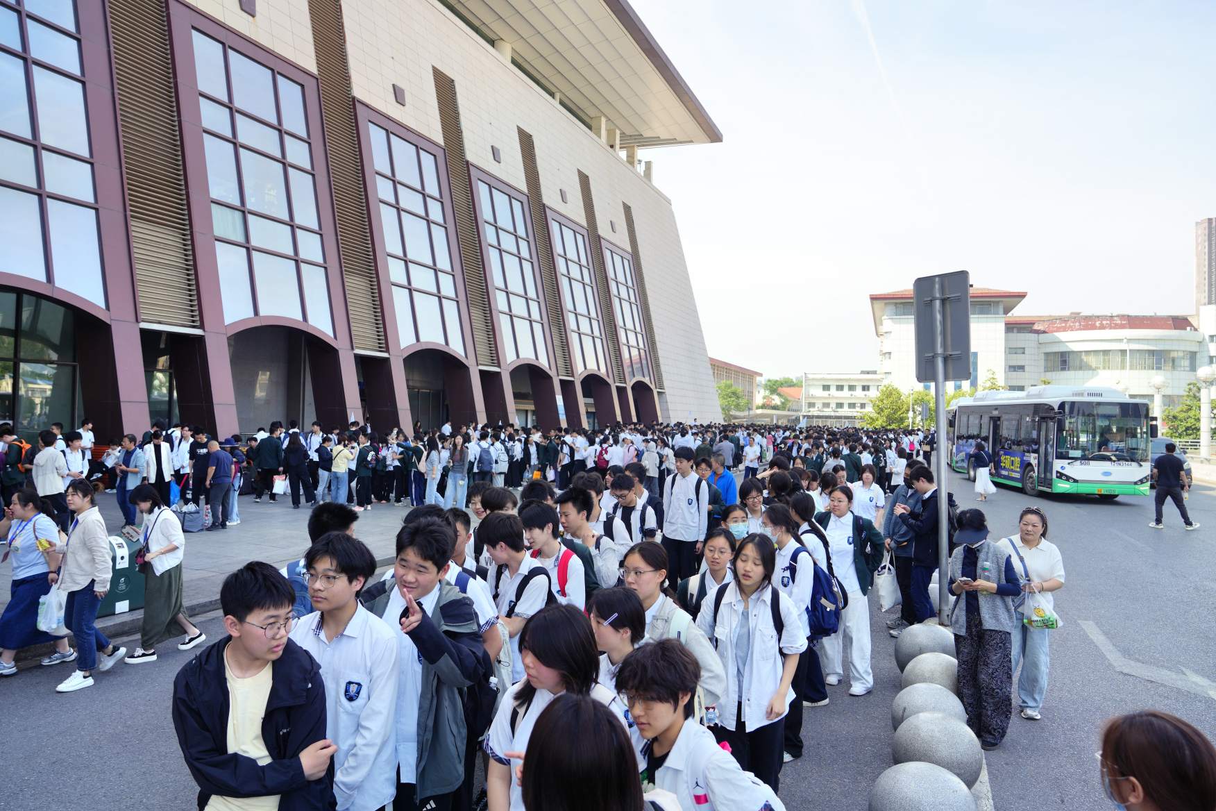 1700人同&ldquo;拼&rdquo;一趟车 武汉普速环线列车迎来历史最大规模研学团队