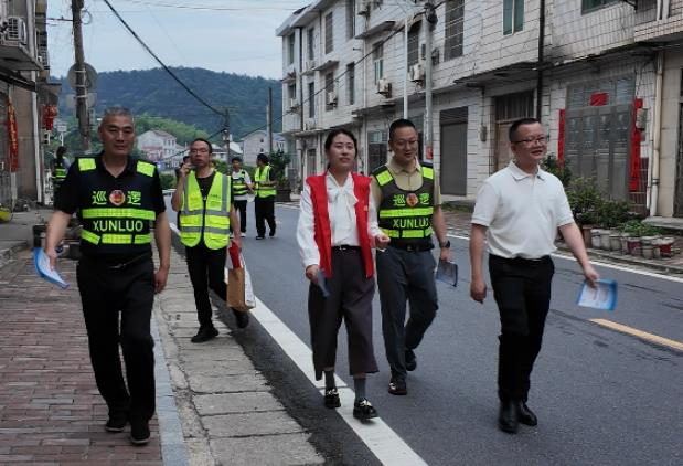 醴陵市茶山镇：干部夜访千家 安全宣传"敲门入户"