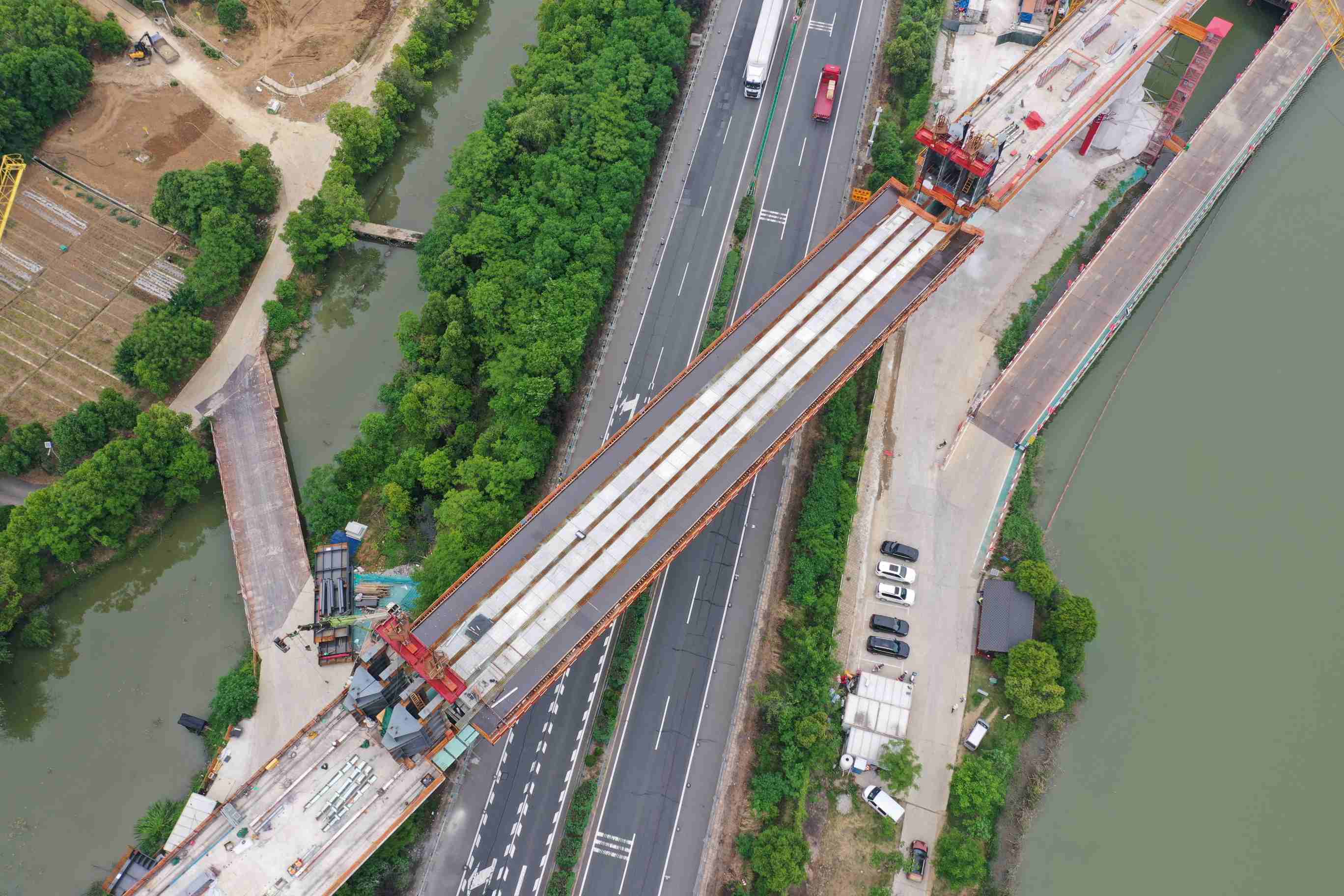 新建合武高铁湖北段最大跨度钢混连续梁钢梁成功顶推下放到位