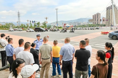 福建福安：代表委员走进交管一线 开门纳谏共谋交通安全良策