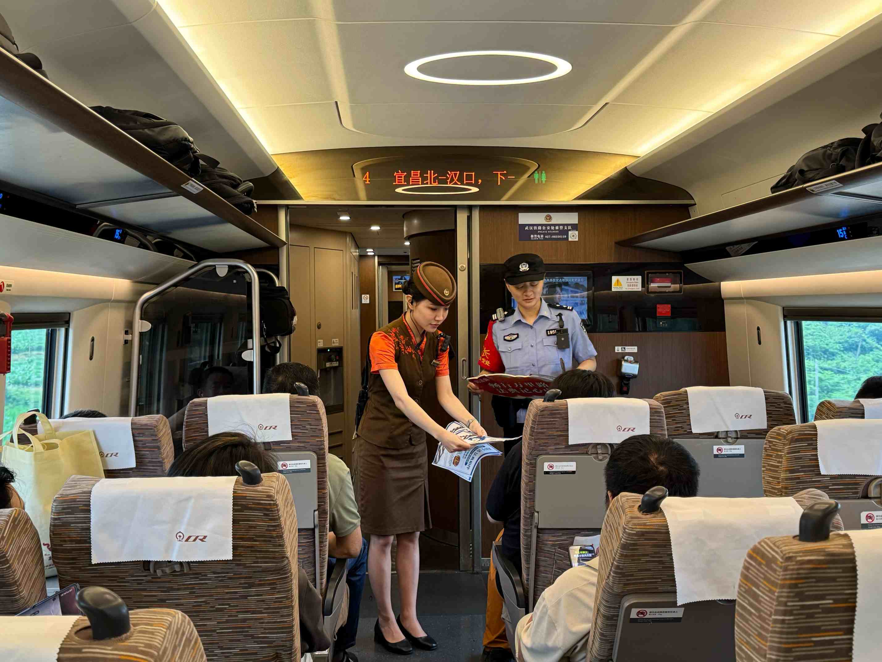 一束玫瑰一堂法治课：G6822次列车上的&ldquo;520&rdquo;温馨旅程