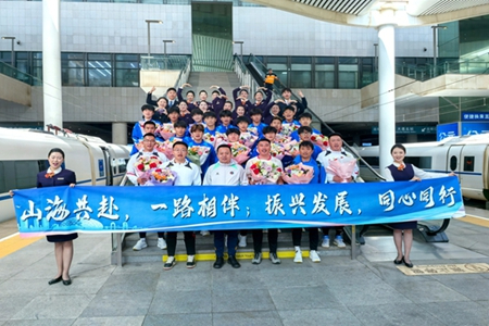 车窗贴队徽 地面铺"球场"- 大连客运段打造东北城市足球联赛"绿茵专列"