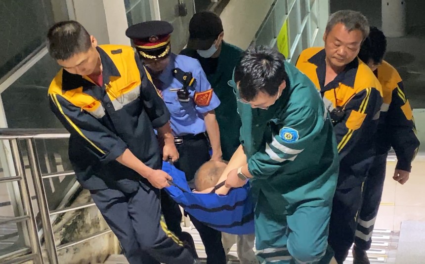 列车紧急靠 19分钟接力抢回脑梗旅客生命