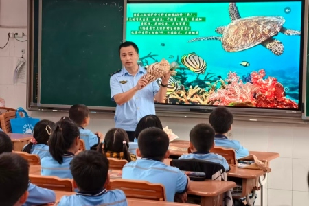 螺类标本搬进课堂 厦门海渔执法队员为小学生上了堂"海洋法治课"